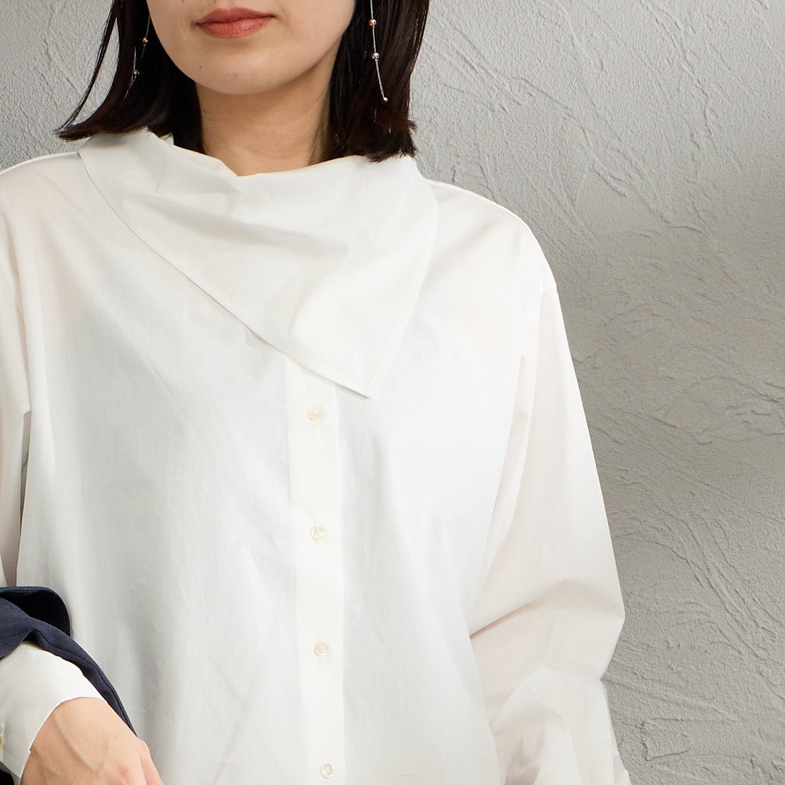 mizuiro ind [ミズイロインド] スカーフカラーシャツ [1-230148] 11 OFF WHI &&モデル身長：160cm 着用サイズ：F&&