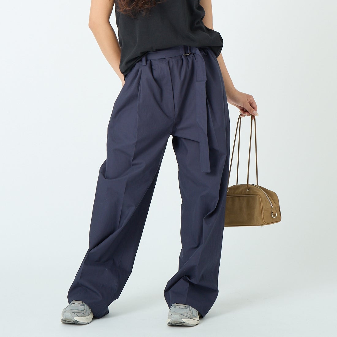SOPHIE TALKS ABOUT THE WEATHER [ソフィートークスアバウトザウェザー] BELTED PANTS COTTON [COM-26S-PA01] NAVY &&モデル身長：162cm 着用サイズ：2&&