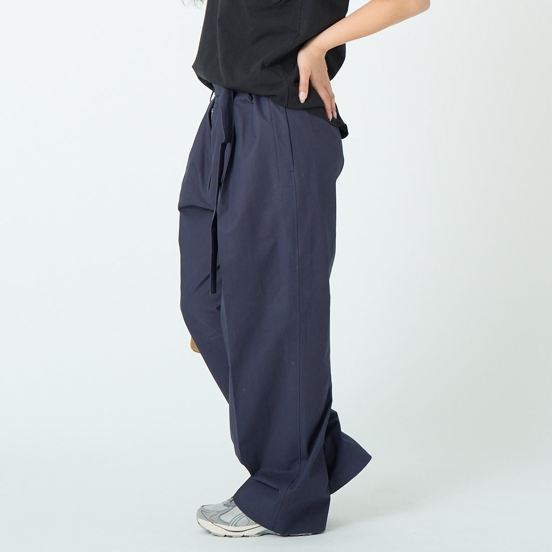SOPHIE TALKS ABOUT THE WEATHER [ソフィートークスアバウトザウェザー] BELTED PANTS COTTON [COM-26S-PA01] NAVY &&モデル身長：162cm 着用サイズ：2&&