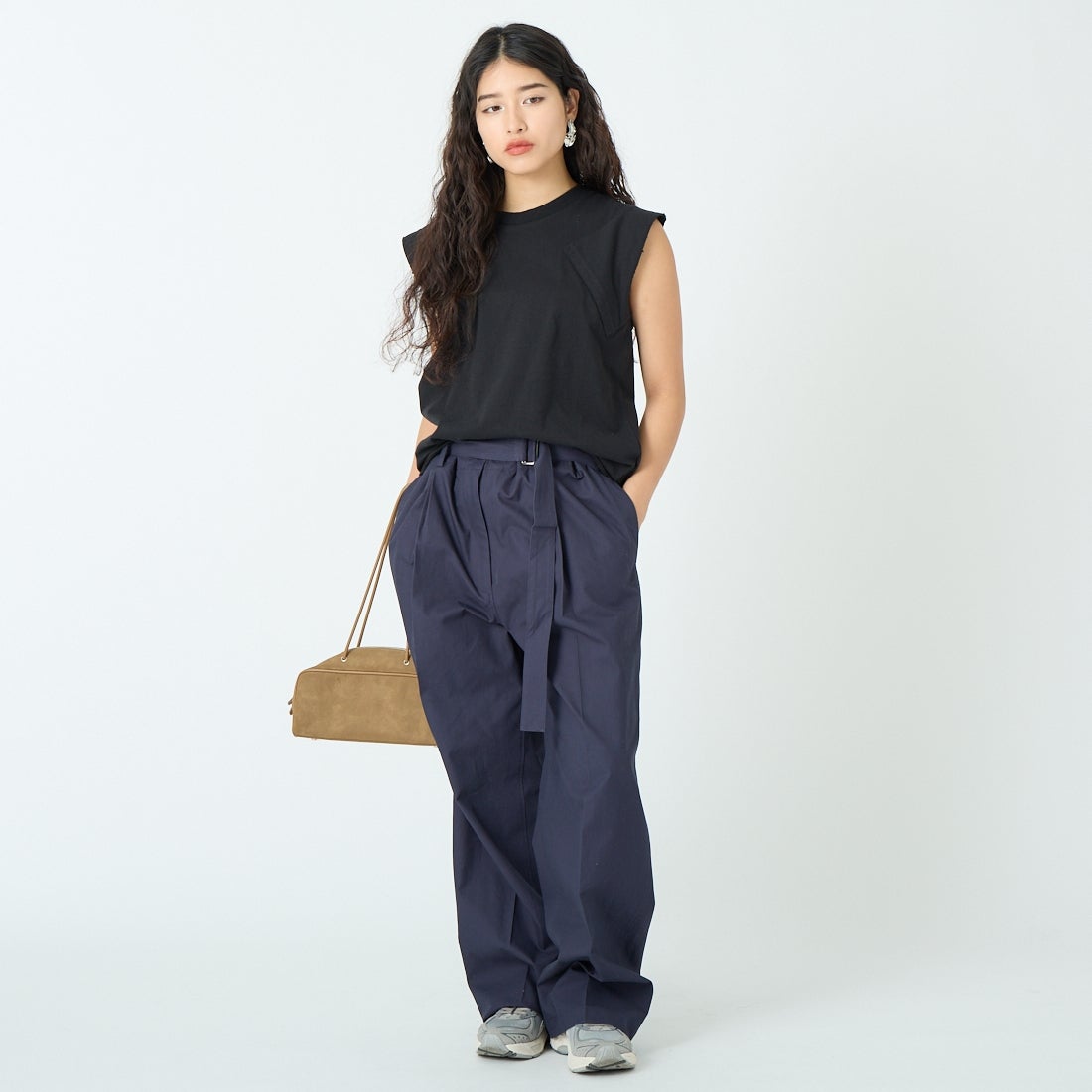 SOPHIE TALKS ABOUT THE WEATHER [ソフィートークスアバウトザウェザー] BELTED PANTS COTTON [COM-26S-PA01] NAVY &&モデル身長：162cm 着用サイズ：2&&