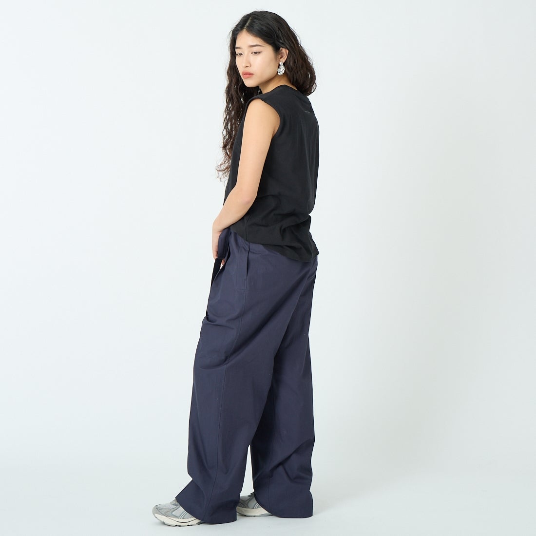 SOPHIE TALKS ABOUT THE WEATHER [ソフィートークスアバウトザウェザー] BELTED PANTS COTTON [COM-26S-PA01] NAVY &&モデル身長：162cm 着用サイズ：2&&
