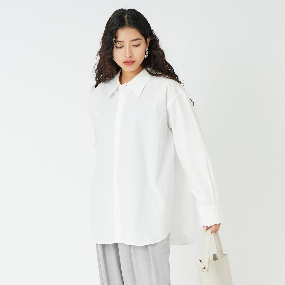 SOPHIE TALKS ABOUT THE WEATHER [ソフィートークスアバウトザウェザー] オーバーサイズシャツ [COM-26S-SH01] WHITE &&モデル身長：162cm 着用サイズ：1&&