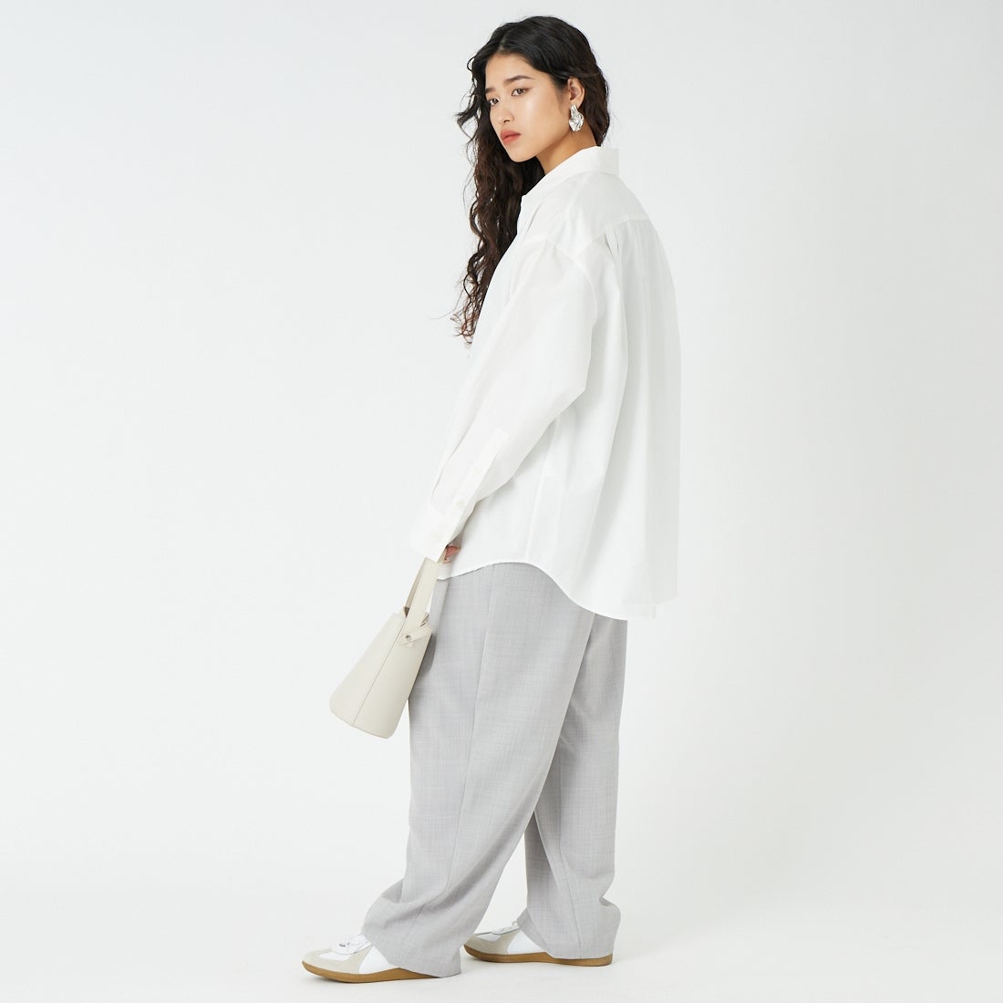 SOPHIE TALKS ABOUT THE WEATHER [ソフィートークスアバウトザウェザー] オーバーサイズシャツ [COM-26S-SH01] WHITE &&モデル身長：162cm 着用サイズ：1&&