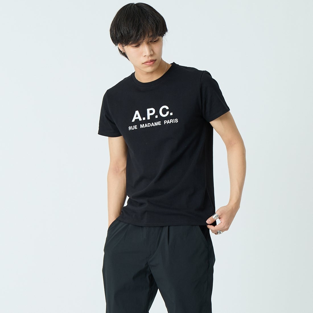 A.P.C. [アー・ペー・セー] APCロゴTシャツ [T-SHIRT-RUE-MADAME-H] 99 NOIR &&モデル身長：179cm 着用サイズ：S&&