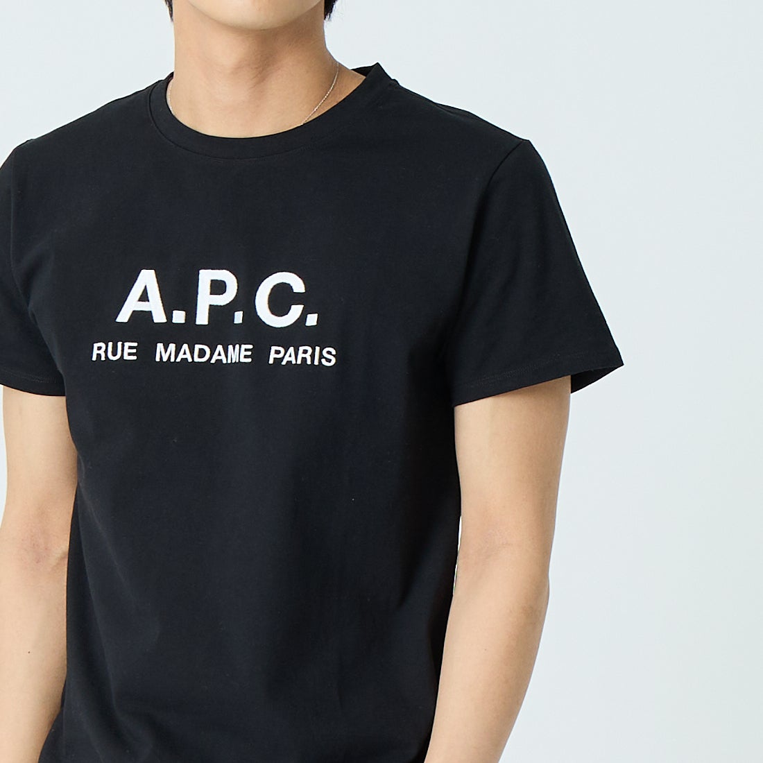 A.P.C. [アー・ペー・セー] APCロゴTシャツ [T-SHIRT-RUE-MADAME-H] 99 NOIR &&モデル身長：179cm 着用サイズ：S&&