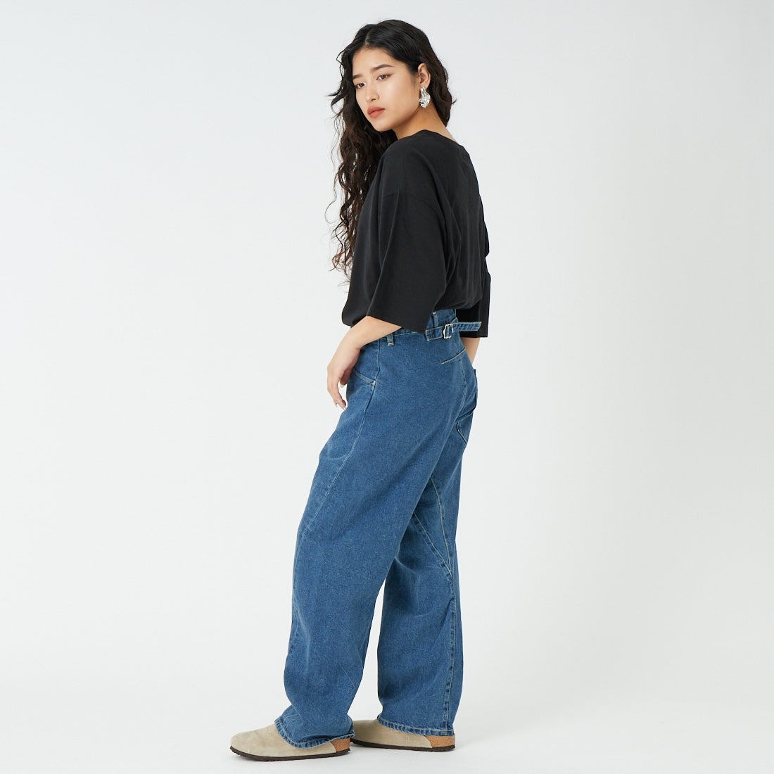 SOPHIE TALKS ABOUT THE WEATHER [ソフィートークスアバウトザウェザー] シンチバックジーンズ [COM-26S-DM01] INDIGO &&モデル身長：162cm 着用サイズ：1&&