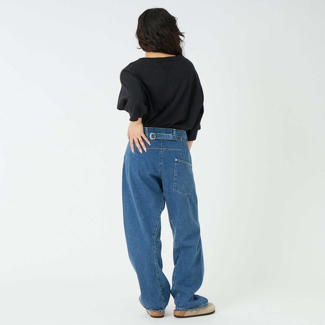 SOPHIE TALKS ABOUT THE WEATHER [ソフィートークスアバウトザウェザー] シンチバックジーンズ [COM-26S-DM01] INDIGO &&モデル身長：162cm 着用サイズ：1&&