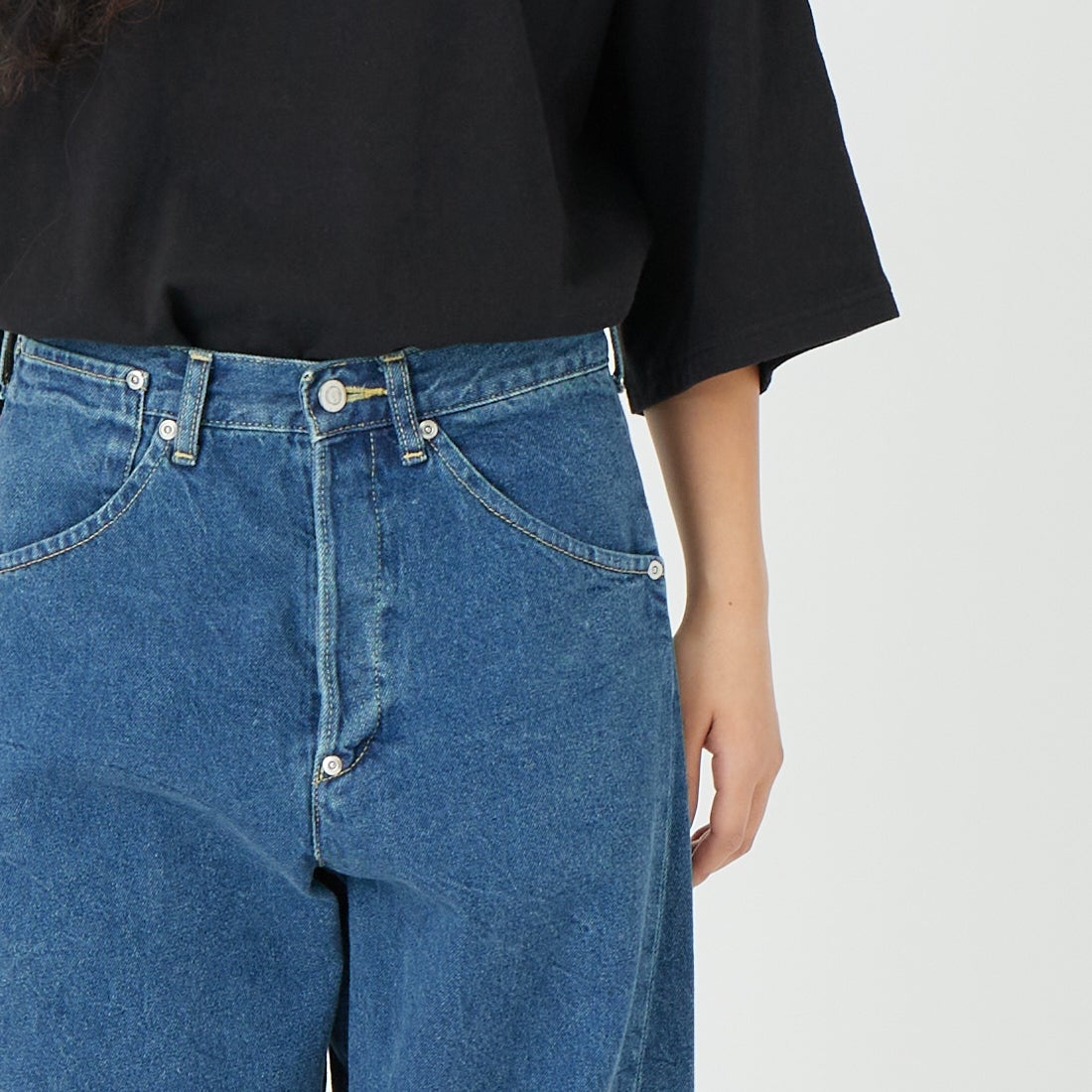 SOPHIE TALKS ABOUT THE WEATHER [ソフィートークスアバウトザウェザー] シンチバックジーンズ [COM-26S-DM01] INDIGO &&モデル身長：162cm 着用サイズ：1&&