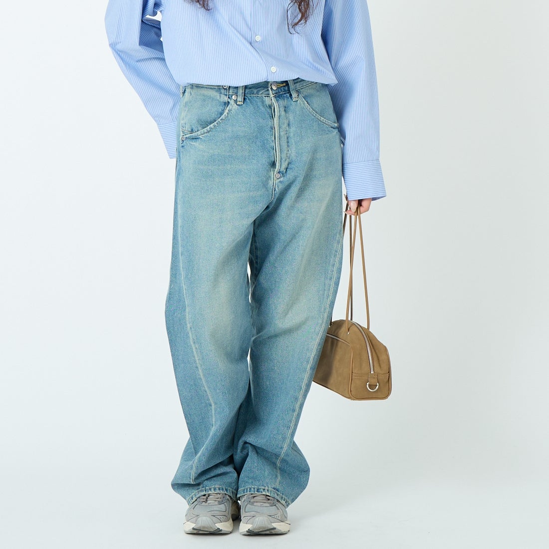 SOPHIE TALKS ABOUT THE WEATHER [ソフィートークスアバウトザウェザー] シンチバックジーンズ [COM-26S-DM07] L.BLUE &&モデル身長：162cm 着用サイズ：1&&