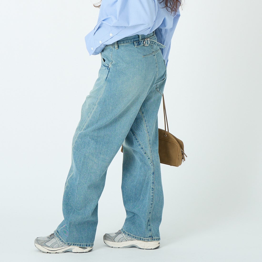 SOPHIE TALKS ABOUT THE WEATHER [ソフィートークスアバウトザウェザー] シンチバックジーンズ [COM-26S-DM07] L.BLUE &&モデル身長：162cm 着用サイズ：1&&