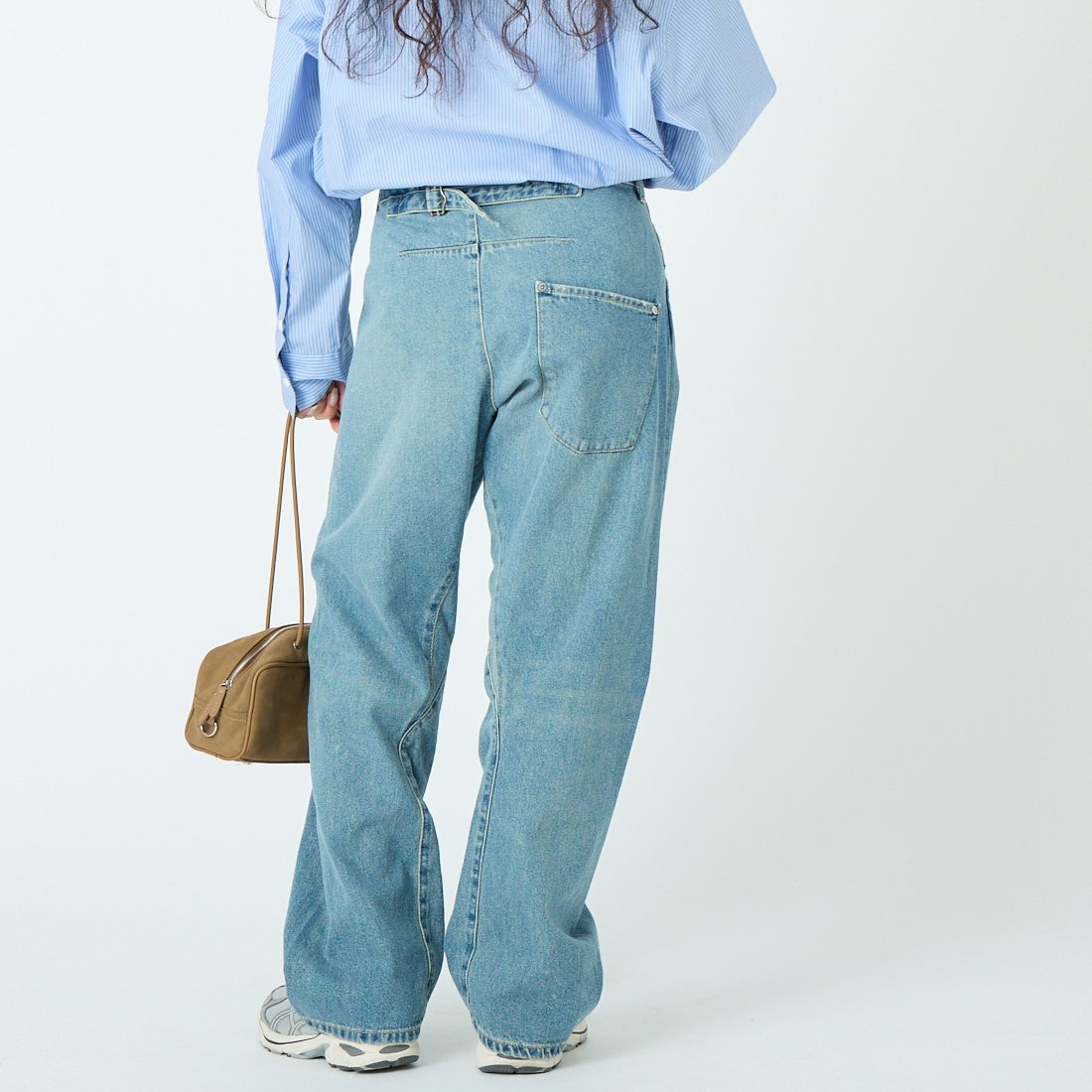 SOPHIE TALKS ABOUT THE WEATHER [ソフィートークスアバウトザウェザー] シンチバックジーンズ [COM-26S-DM07] L.BLUE &&モデル身長：162cm 着用サイズ：1&&