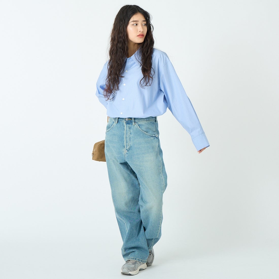 SOPHIE TALKS ABOUT THE WEATHER [ソフィートークスアバウトザウェザー] シンチバックジーンズ [COM-26S-DM07] L.BLUE &&モデル身長：162cm 着用サイズ：1&&