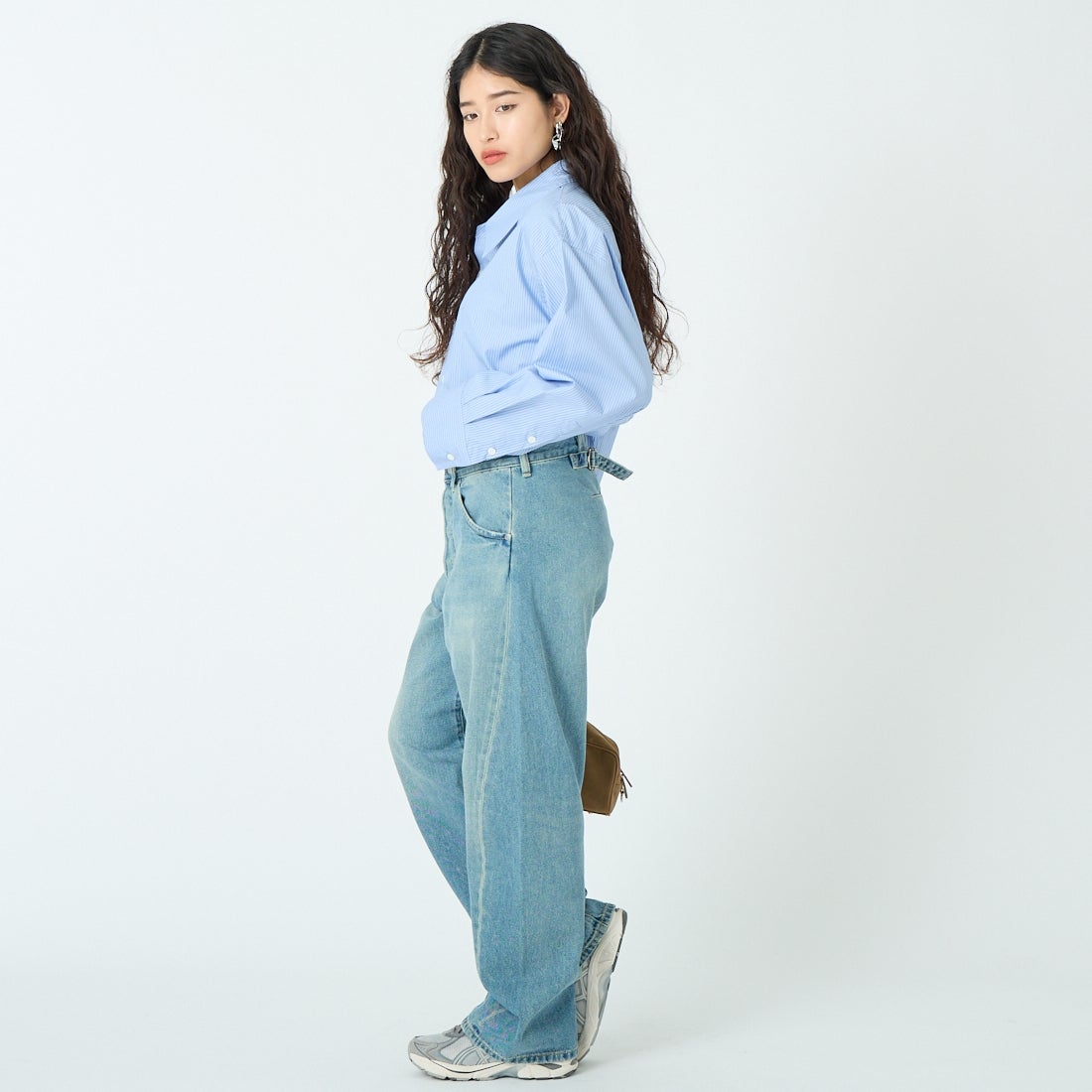 SOPHIE TALKS ABOUT THE WEATHER [ソフィートークスアバウトザウェザー] シンチバックジーンズ [COM-26S-DM07] L.BLUE &&モデル身長：162cm 着用サイズ：1&&