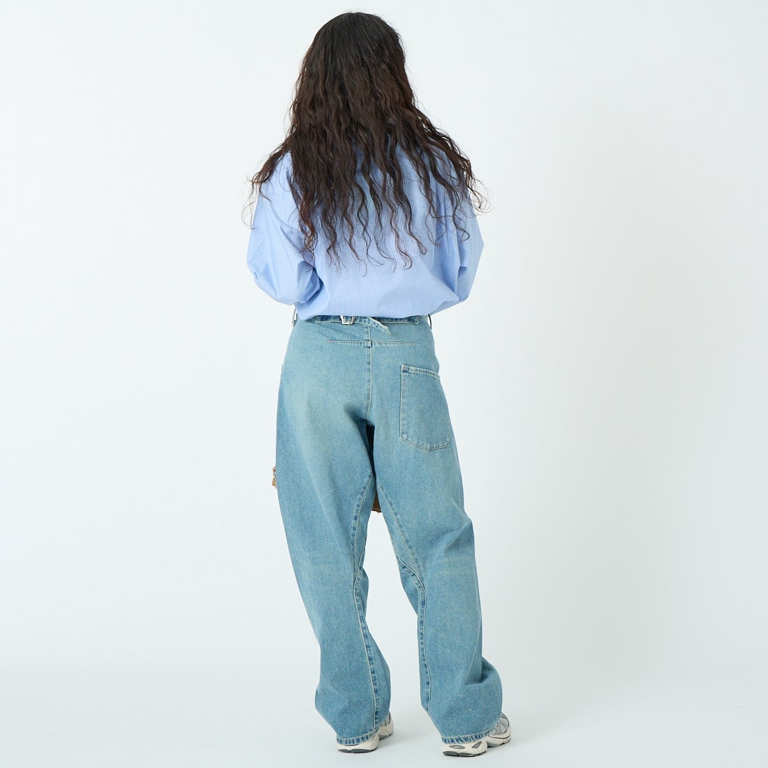 SOPHIE TALKS ABOUT THE WEATHER [ソフィートークスアバウトザウェザー] シンチバックジーンズ [COM-26S-DM07] L.BLUE &&モデル身長：162cm 着用サイズ：1&&