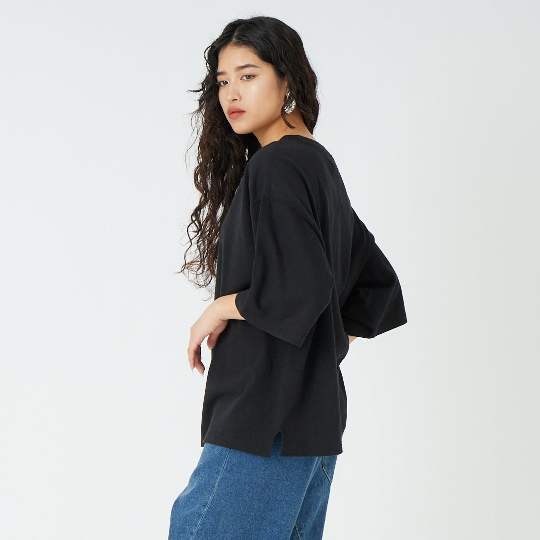 SOPHIE TALKS ABOUT THE WEATHER [ソフィートークスアバウトザウェザー] ガゼットビッグTシャツ [COM-26S-CU02] BLACK &&モデル身長：162cm 着用サイズ：0&&