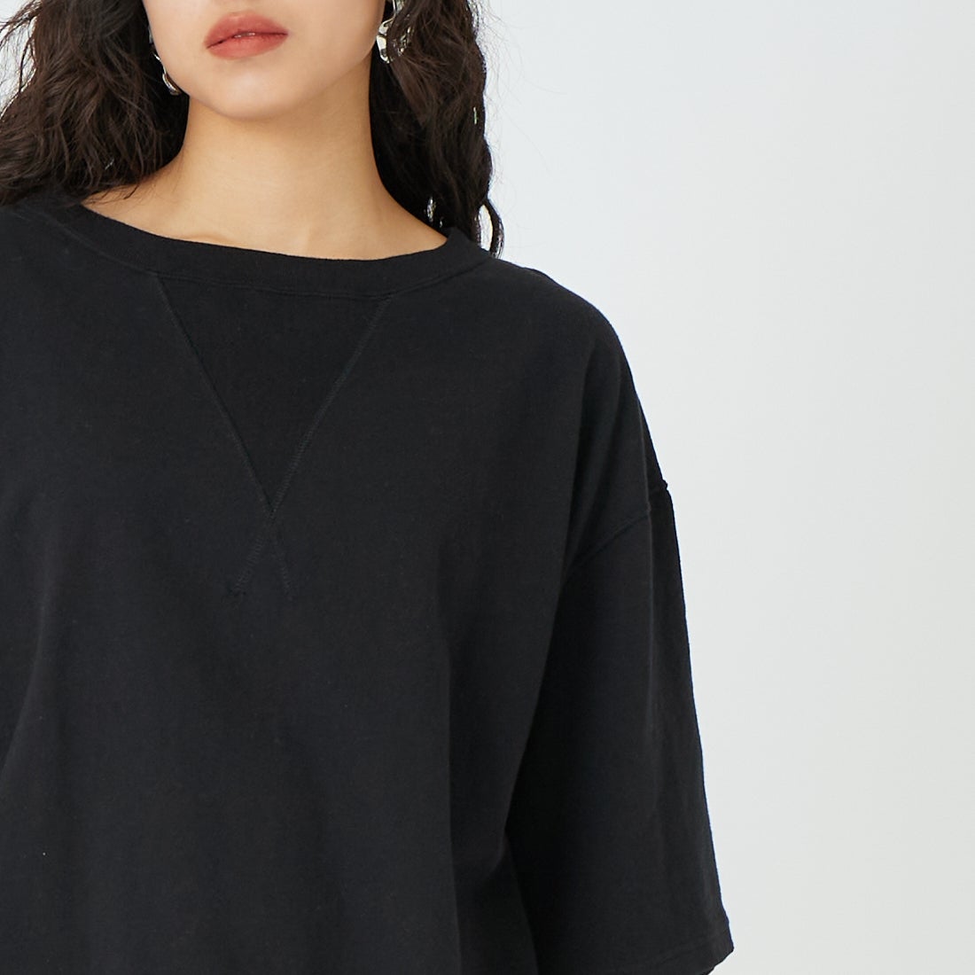 SOPHIE TALKS ABOUT THE WEATHER [ソフィートークスアバウトザウェザー] ガゼットビッグTシャツ [COM-26S-CU02] BLACK &&モデル身長：162cm 着用サイズ：0&&