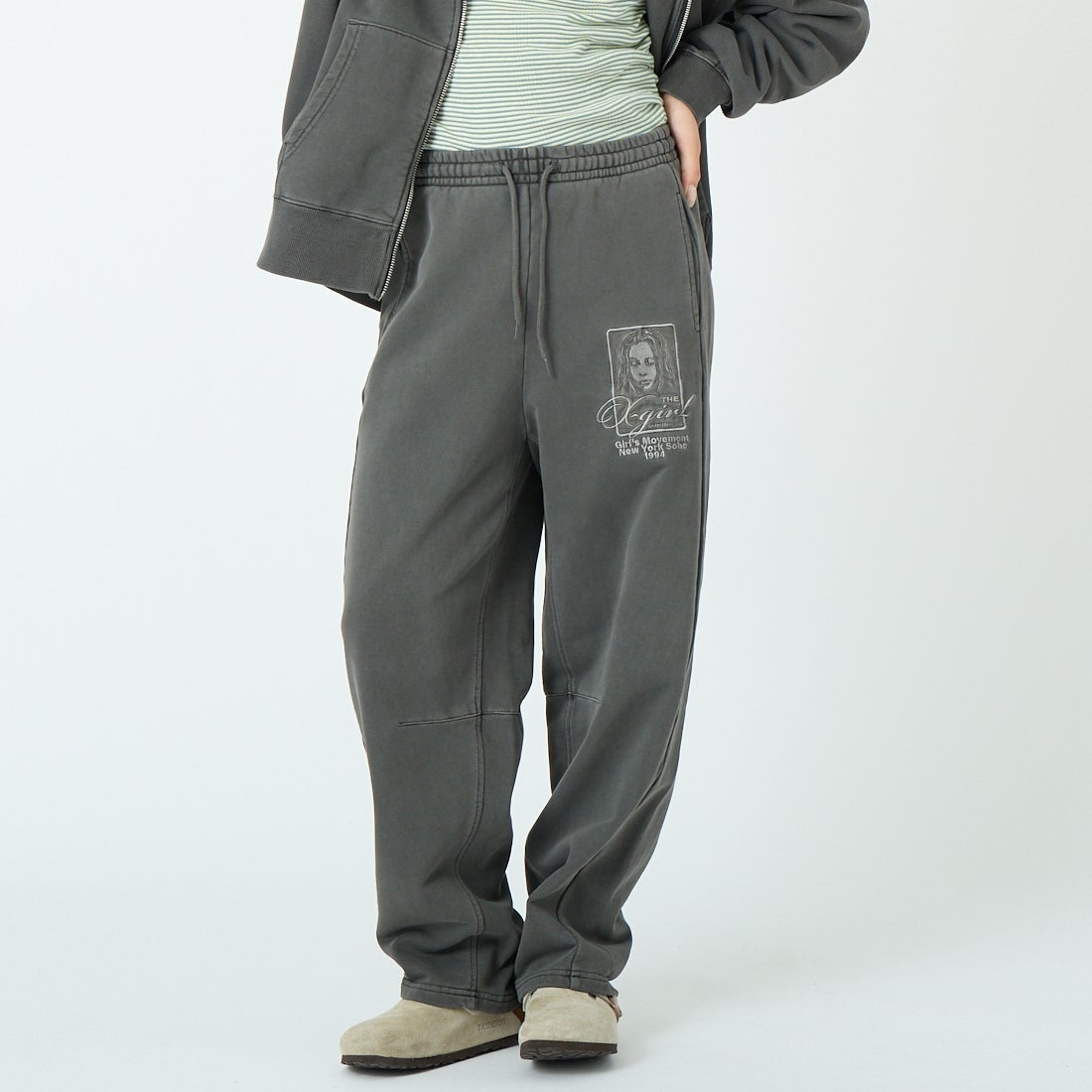 X-girl [エックスガール] ピグメントダイ フェイス&ロゴスクエアパッチ スウェットパンツ [105261031005] BLACK &&モデル身長：162cm 着用サイズ：S&&