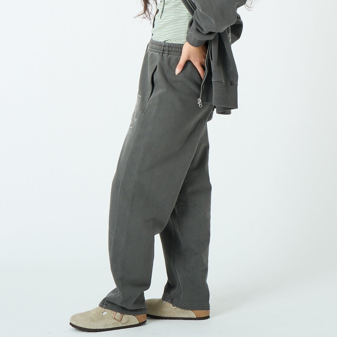 X-girl [エックスガール] ピグメントダイ フェイス&ロゴスクエアパッチ スウェットパンツ [105261031005] BLACK &&モデル身長：162cm 着用サイズ：S&&