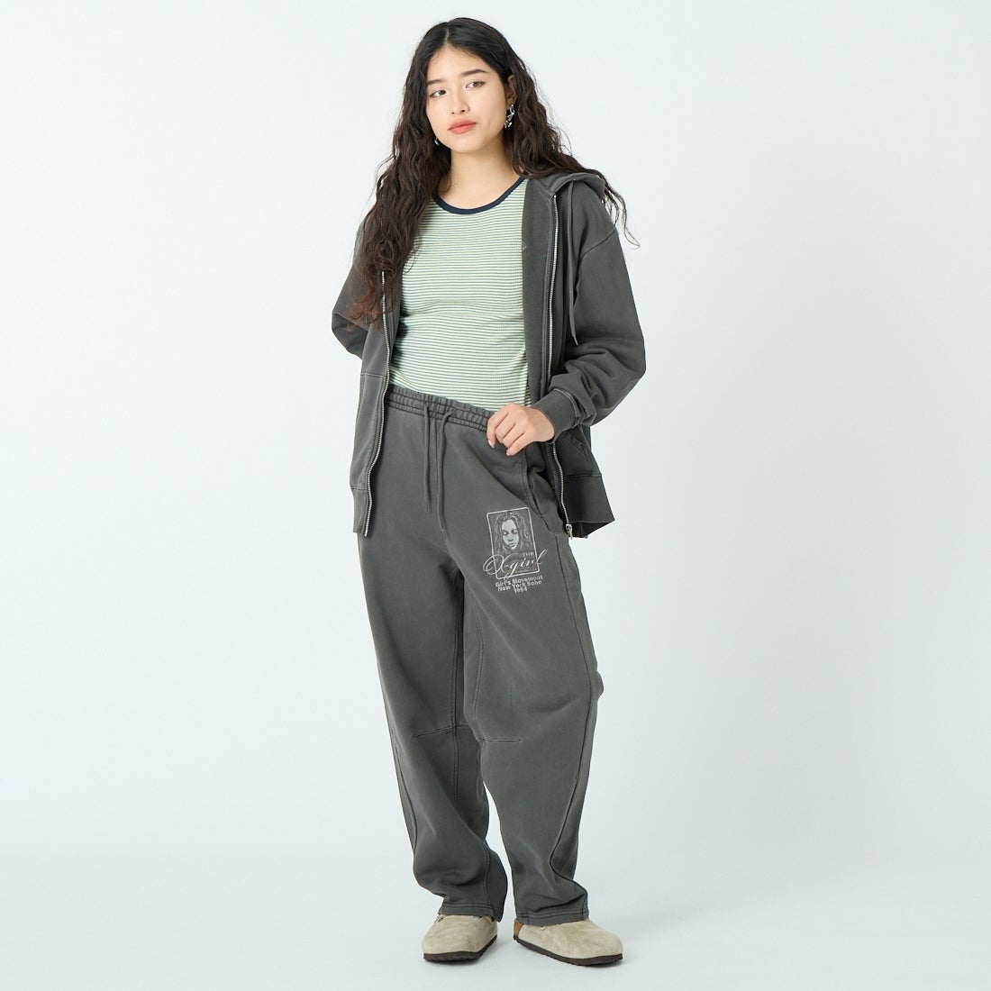 X-girl [エックスガール] ピグメントダイ フェイス&ロゴスクエアパッチ スウェットパンツ [105261031005] BLACK &&モデル身長：162cm 着用サイズ：S&&