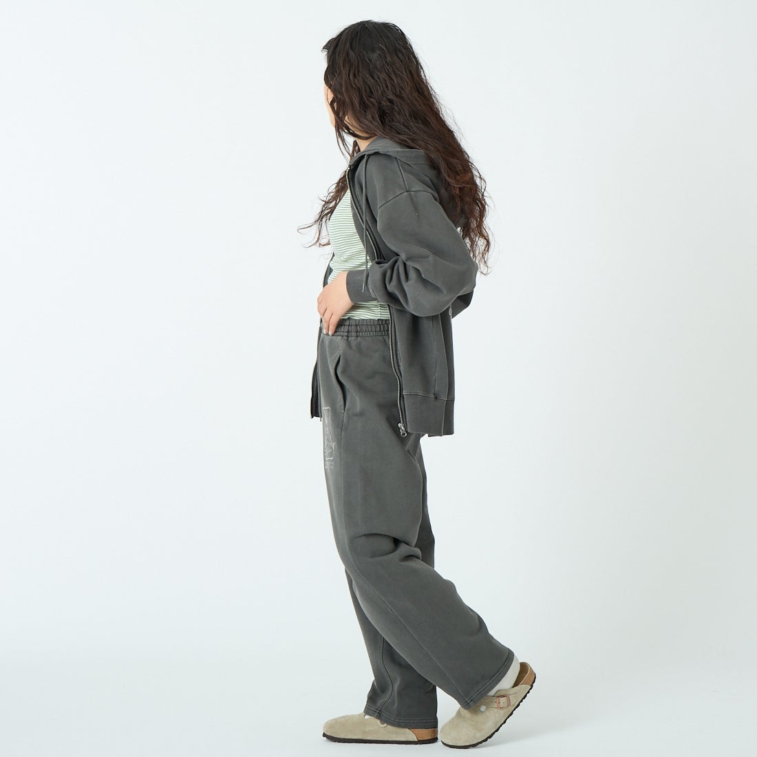 X-girl [エックスガール] ピグメントダイ フェイス&ロゴスクエアパッチ スウェットパンツ [105261031005] BLACK &&モデル身長：162cm 着用サイズ：S&&