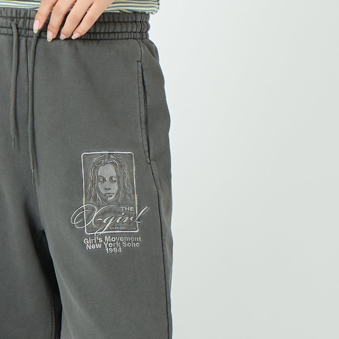 X-girl [エックスガール] ピグメントダイ フェイス&ロゴスクエアパッチ スウェットパンツ [105261031005] BLACK &&モデル身長：162cm 着用サイズ：S&&