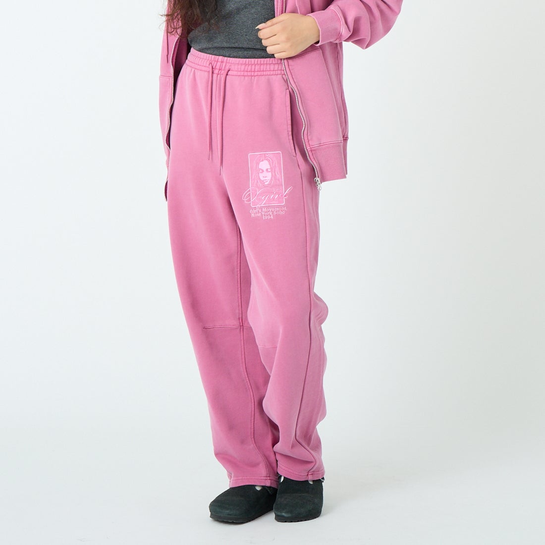 X-girl [エックスガール] ピグメントダイ フェイス&ロゴスクエアパッチ スウェットパンツ [105261031005] PINK &&モデル身長：162cm 着用サイズ：S&&