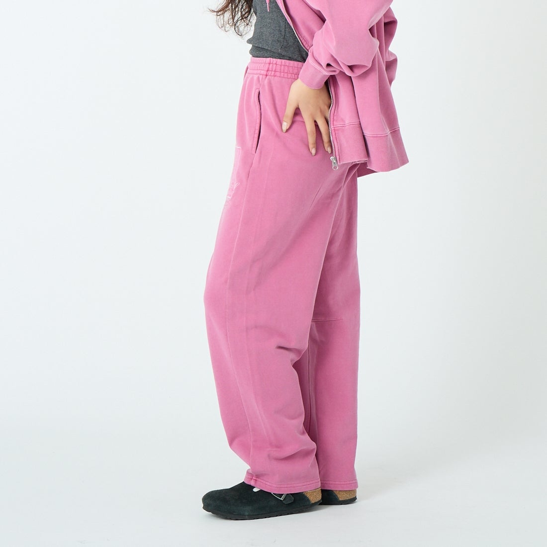 X-girl [エックスガール] ピグメントダイ フェイス&ロゴスクエアパッチ スウェットパンツ [105261031005] PINK &&モデル身長：162cm 着用サイズ：S&&