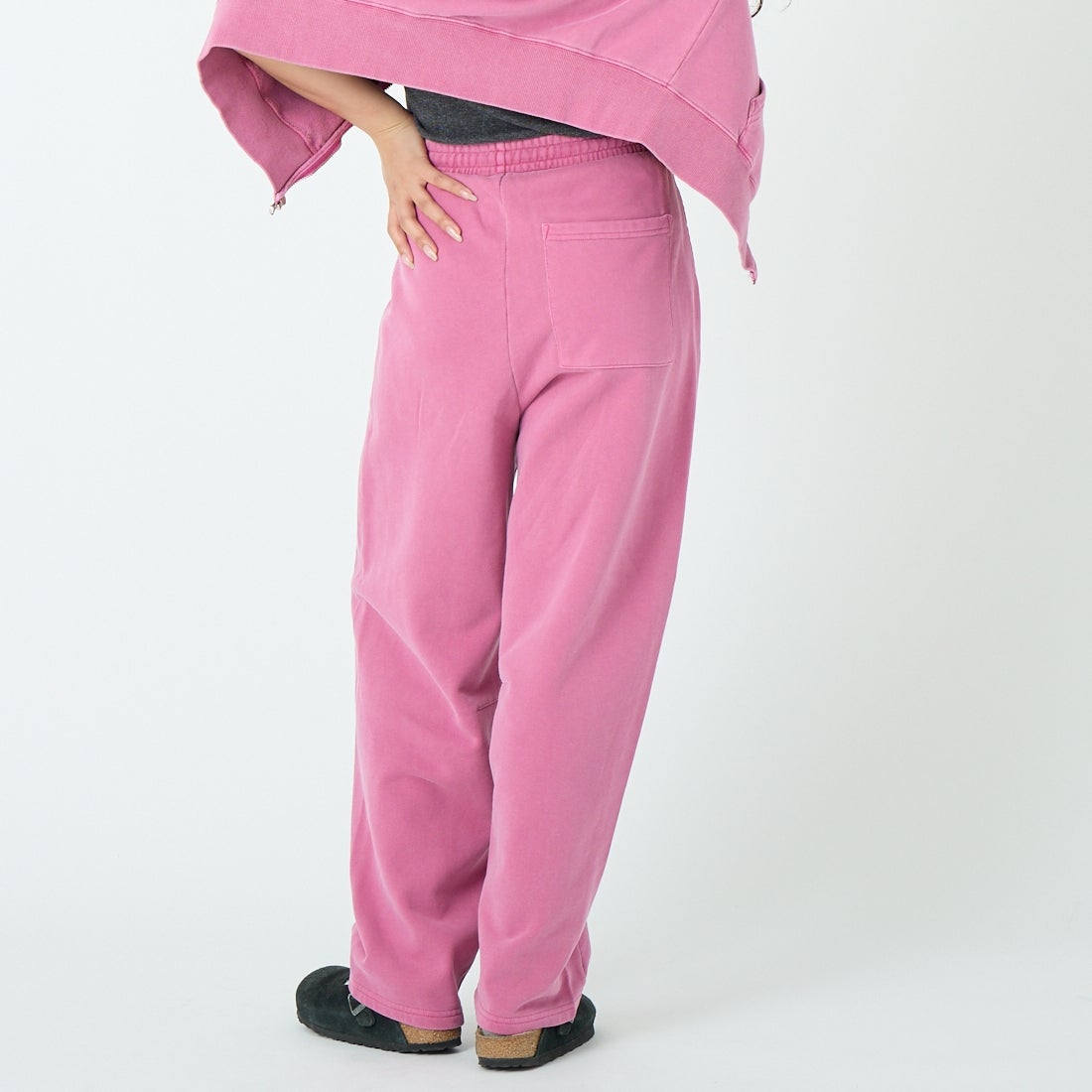 X-girl [エックスガール] ピグメントダイ フェイス&ロゴスクエアパッチ スウェットパンツ [105261031005] PINK &&モデル身長：162cm 着用サイズ：S&&