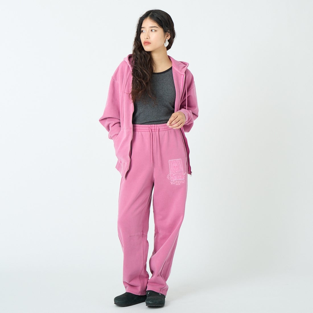 X-girl [エックスガール] ピグメントダイ フェイス&ロゴスクエアパッチ スウェットパンツ [105261031005] PINK &&モデル身長：162cm 着用サイズ：S&&
