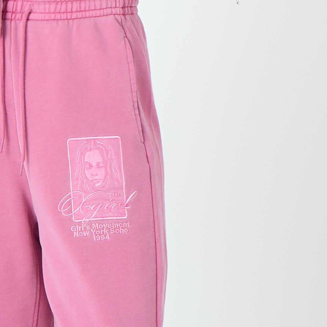 X-girl [エックスガール] ピグメントダイ フェイス&ロゴスクエアパッチ スウェットパンツ [105261031005] PINK &&モデル身長：162cm 着用サイズ：S&&