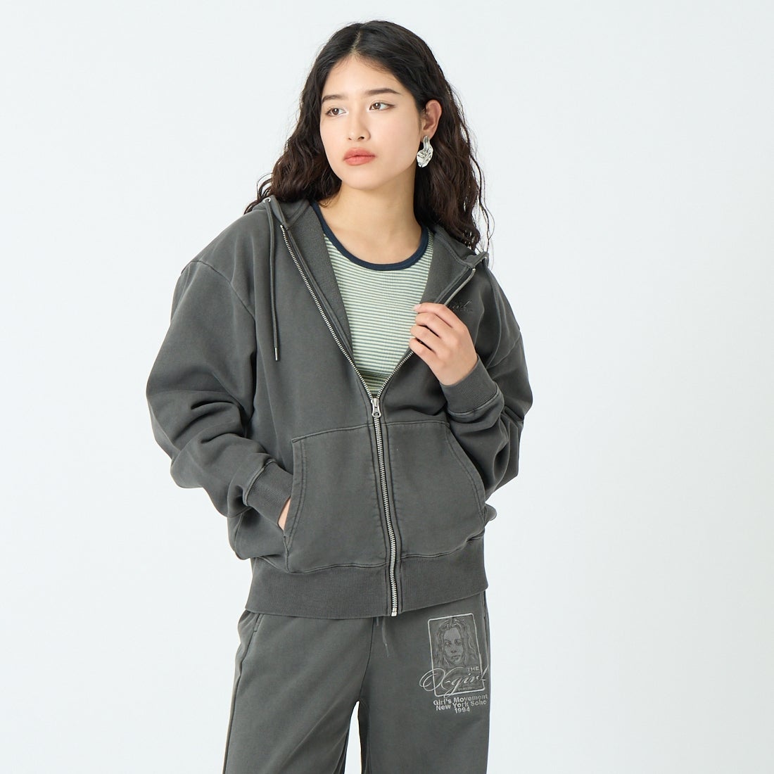 X-girl [エックスガール] ピグメントダイ フェイス&ロゴスクエアパッチ ジップアップフーディ [105261012014] BLACK &&モデル身長：162cm 着用サイズ：M&&