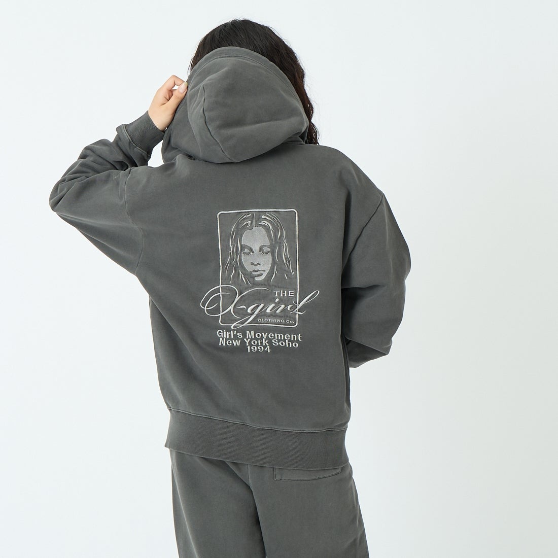 X-girl [エックスガール] ピグメントダイ フェイス&ロゴスクエアパッチ ジップアップフーディ [105261012014] BLACK &&モデル身長：162cm 着用サイズ：M&&