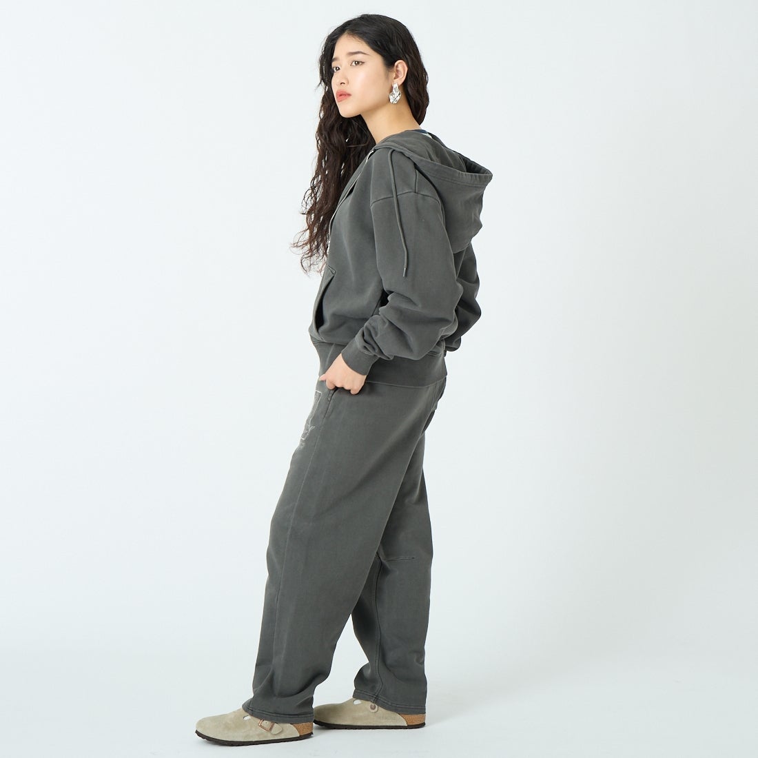 X-girl [エックスガール] ピグメントダイ フェイス&ロゴスクエアパッチ ジップアップフーディ [105261012014] BLACK &&モデル身長：162cm 着用サイズ：M&&