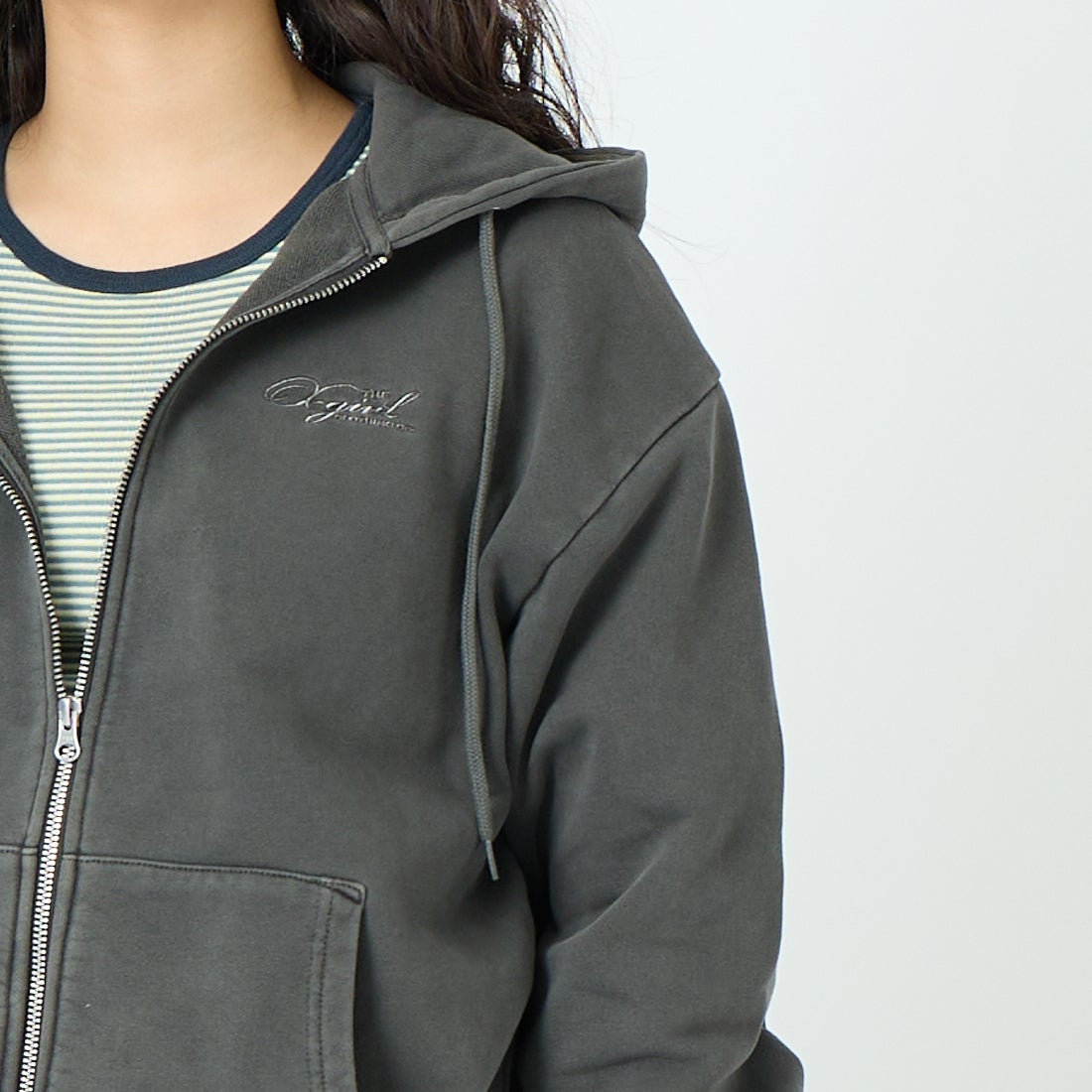 X-girl [エックスガール] ピグメントダイ フェイス&ロゴスクエアパッチ ジップアップフーディ [105261012014] BLACK &&モデル身長：162cm 着用サイズ：M&&