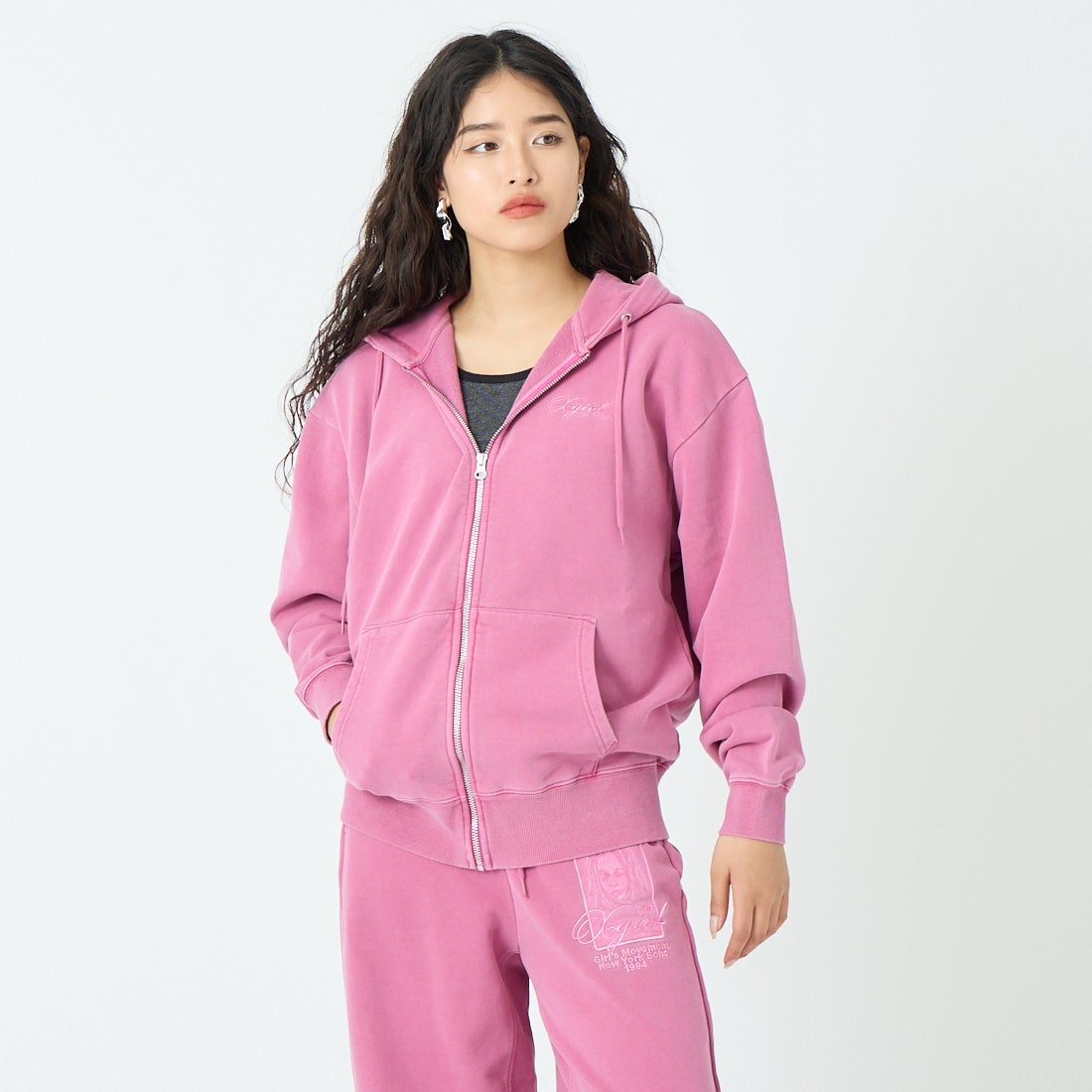 X-girl [エックスガール] ピグメントダイ フェイス&ロゴスクエアパッチ ジップアップフーディ [105261012014] PINK &&モデル身長：162cm 着用サイズ：M&&