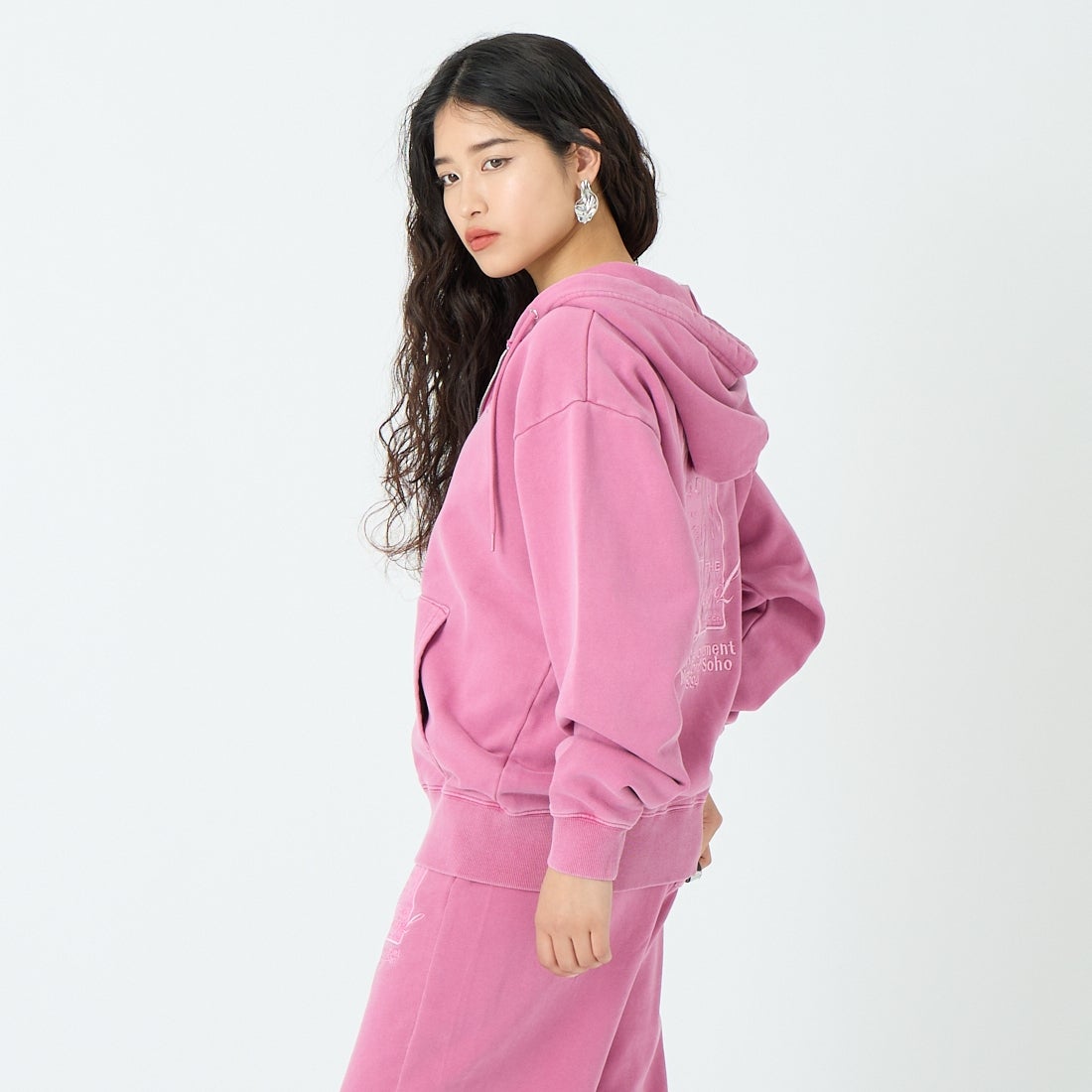 X-girl [エックスガール] ピグメントダイ フェイス&ロゴスクエアパッチ ジップアップフーディ [105261012014] PINK &&モデル身長：162cm 着用サイズ：M&&