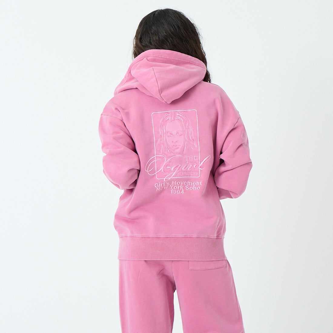 X-girl [エックスガール] ピグメントダイ フェイス&ロゴスクエアパッチ ジップアップフーディ [105261012014] PINK &&モデル身長：162cm 着用サイズ：M&&
