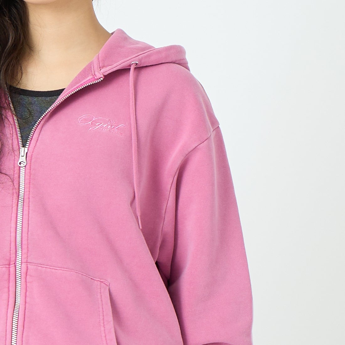 X-girl [エックスガール] ピグメントダイ フェイス&ロゴスクエアパッチ ジップアップフーディ [105261012014] PINK &&モデル身長：162cm 着用サイズ：M&&