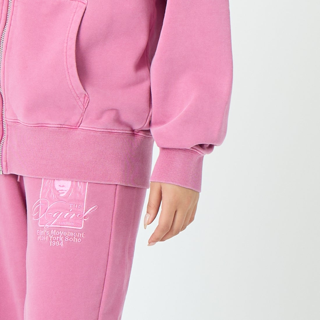 X-girl [エックスガール] ピグメントダイ フェイス&ロゴスクエアパッチ ジップアップフーディ [105261012014] PINK &&モデル身長：162cm 着用サイズ：M&&