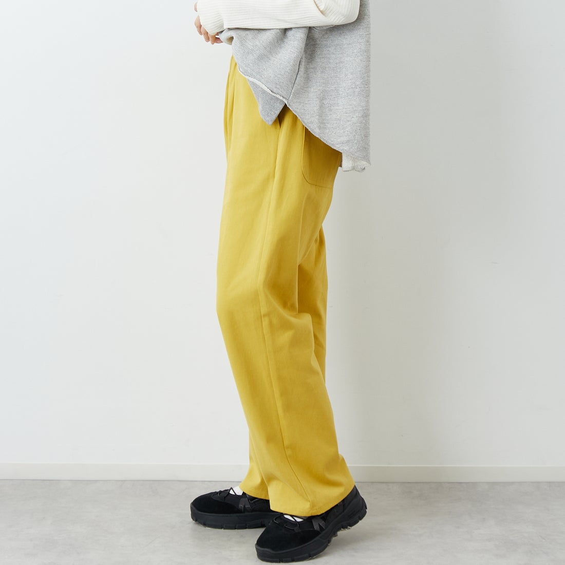 UNIVERSAL OVERALL [ユニバーサルオーバーオール] 別注 バックポケットイージーパンツ [U2612600IN-JF] ｲｴﾛｰ &&モデル身長：162cm 着用サイズ：M&&