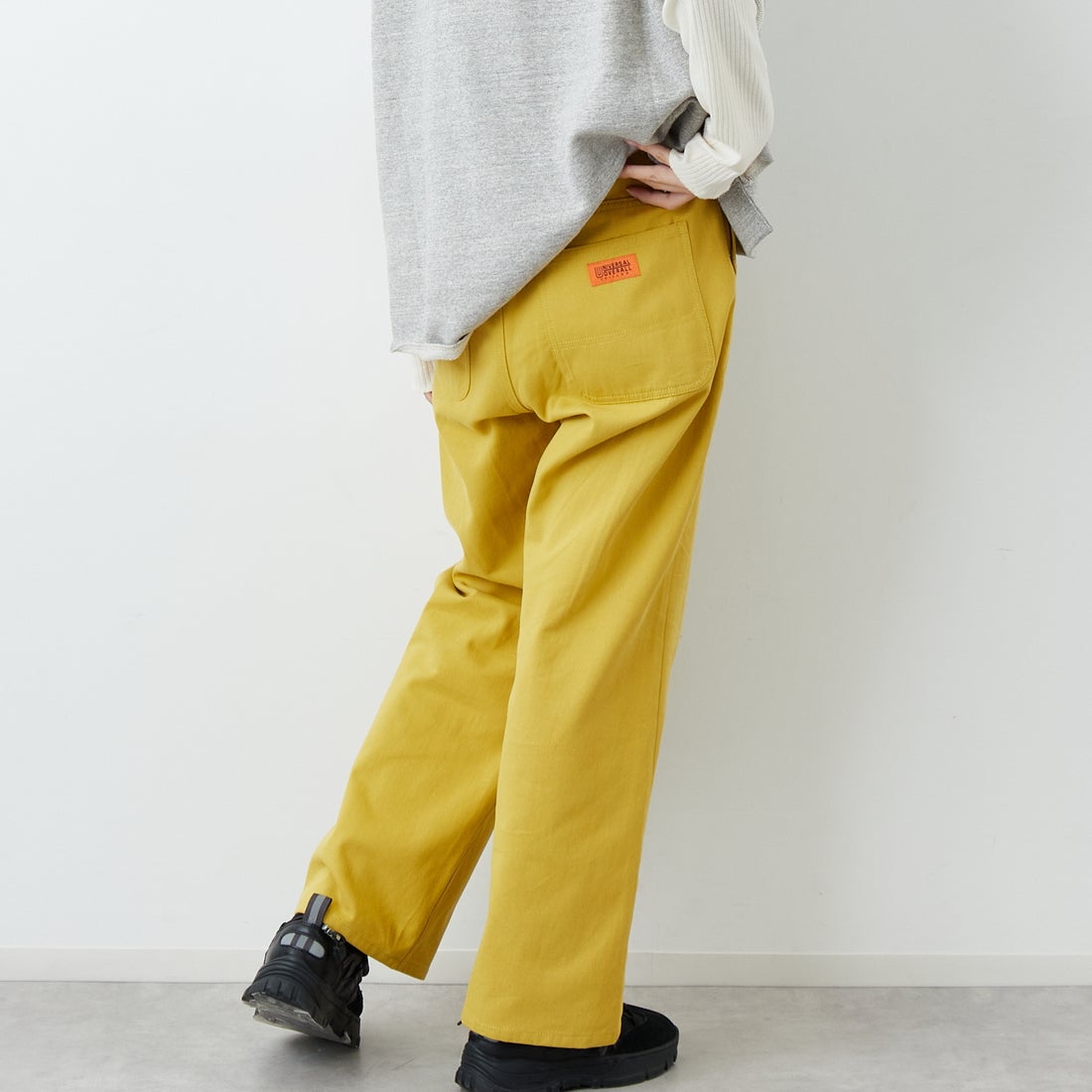 UNIVERSAL OVERALL [ユニバーサルオーバーオール] 別注 バックポケットイージーパンツ [U2612600IN-JF] ｲｴﾛｰ &&モデル身長：162cm 着用サイズ：M&&