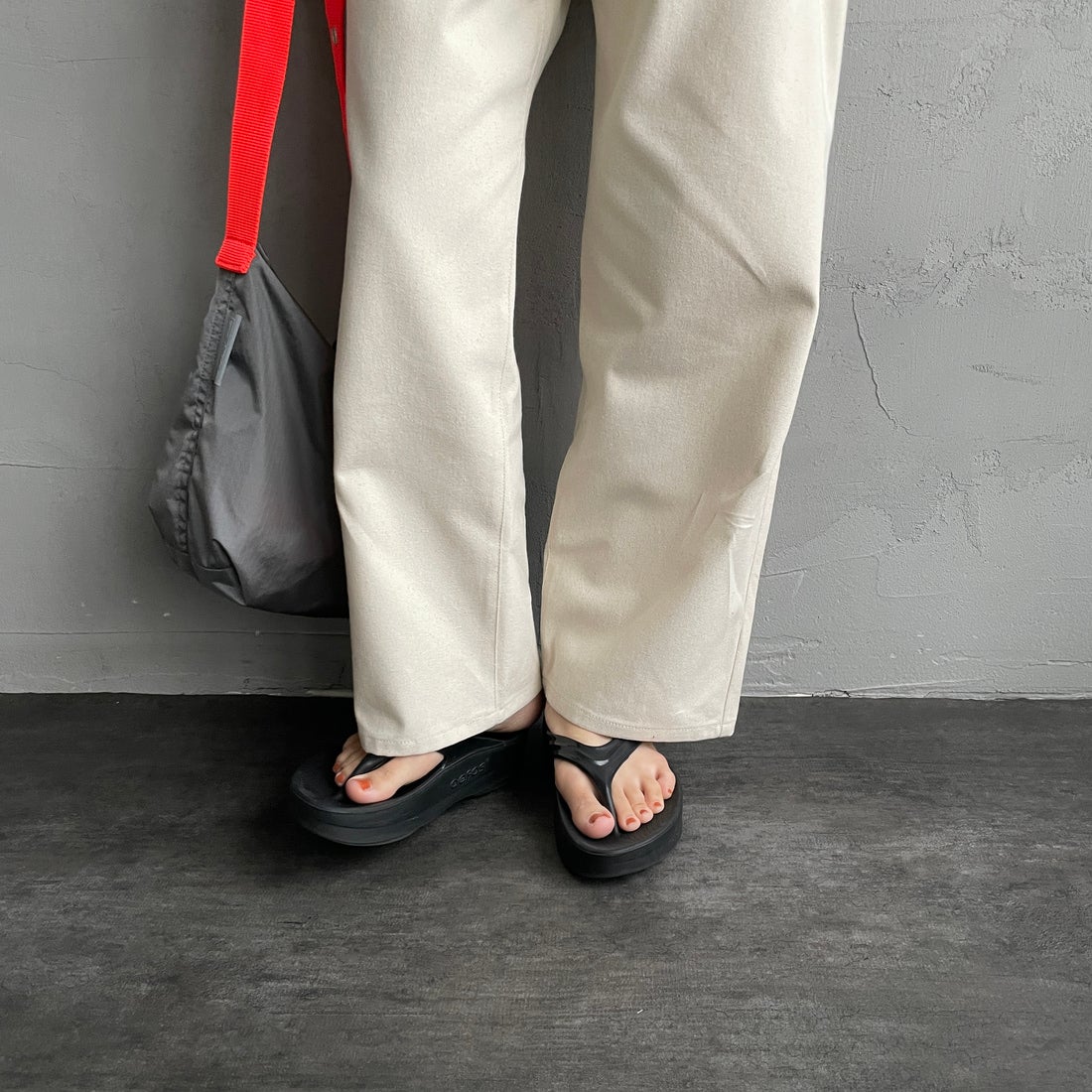 UNIVERSAL OVERALL [ユニバーサルオーバーオール] 別注 バックポケットイージーパンツ [U2612600IN-JF] ｷﾅﾘ&&モデル身長：160cm 着用サイズ：S&&