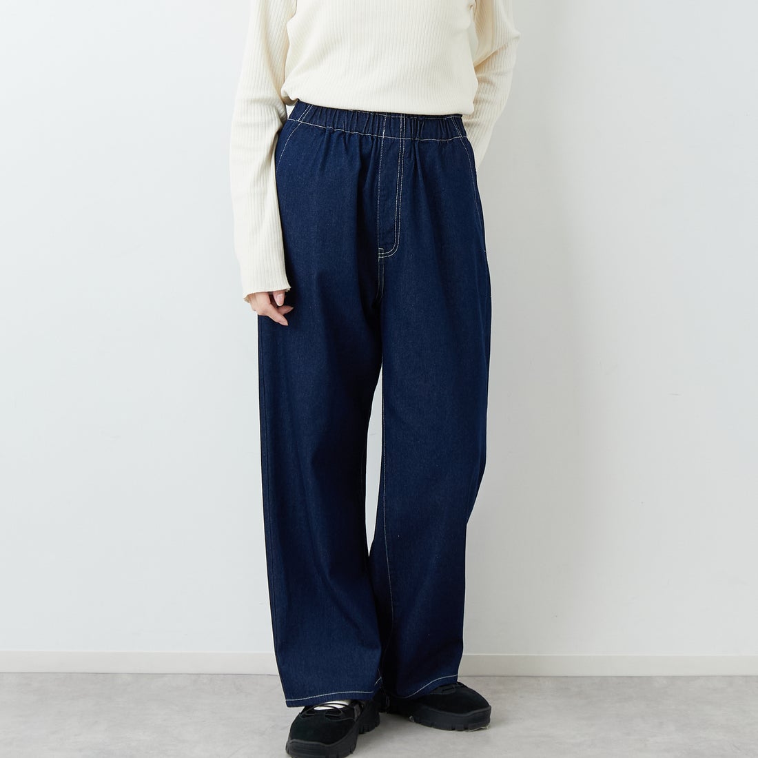 UNIVERSAL OVERALL [ユニバーサルオーバーオール] 別注 バックポケットイージーパンツ [U2612600IN-JF] BLUE OW &&モデル身長：162cm 着用サイズ：M&&