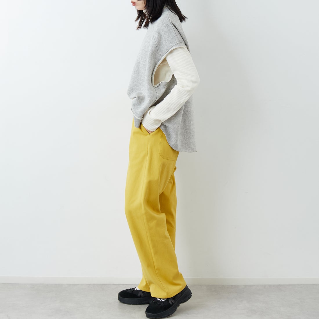 UNIVERSAL OVERALL [ユニバーサルオーバーオール] 別注 バックポケットイージーパンツ [U2612600IN-JF] ｲｴﾛｰ &&モデル身長：162cm 着用サイズ：M&&