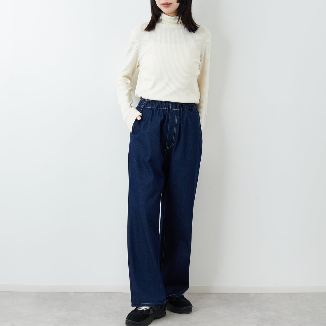 UNIVERSAL OVERALL [ユニバーサルオーバーオール] 別注 バックポケットイージーパンツ [U2612600IN-JF] BLUE OW &&モデル身長：162cm 着用サイズ：M&&