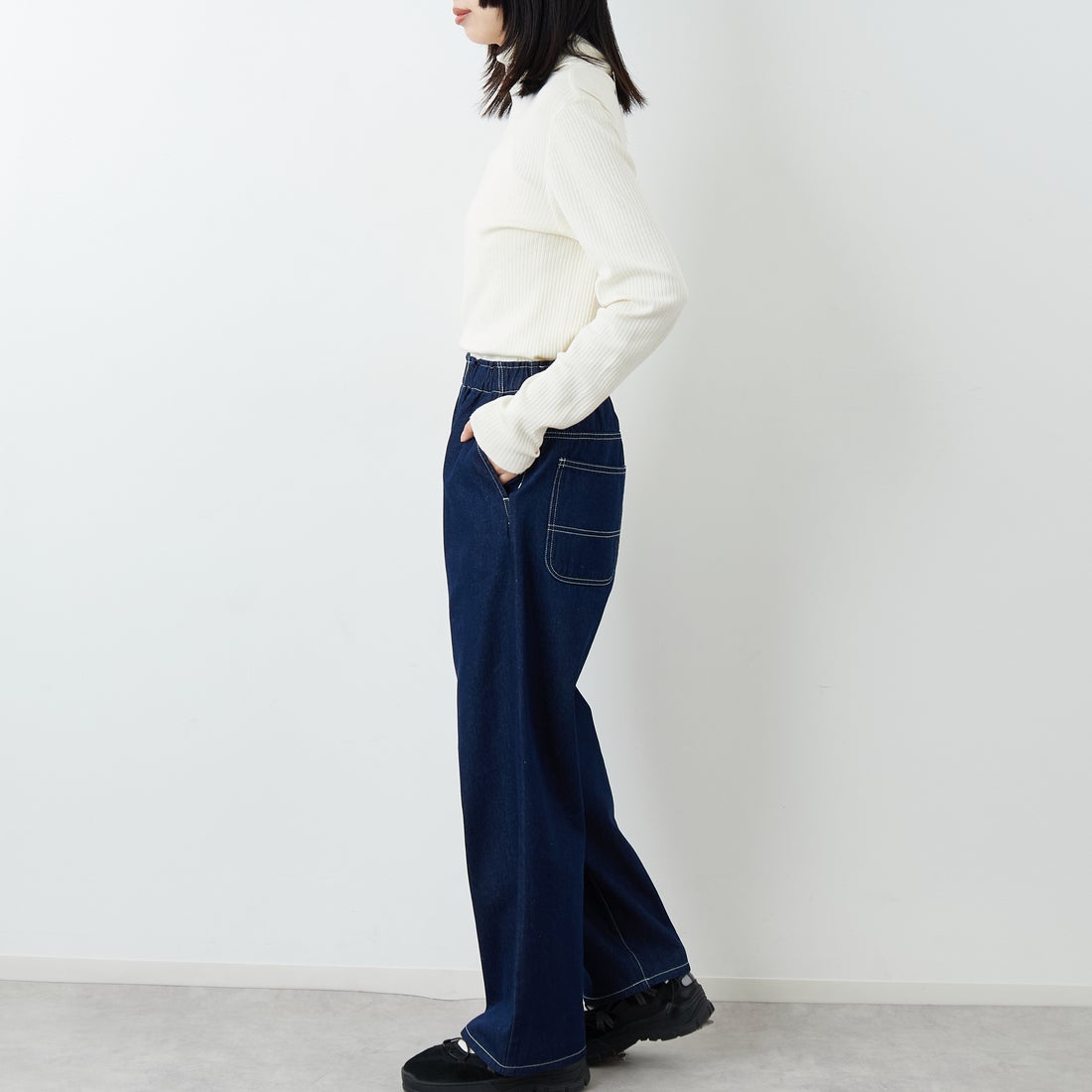 UNIVERSAL OVERALL [ユニバーサルオーバーオール] 別注 バックポケットイージーパンツ [U2612600IN-JF] BLUE OW &&モデル身長：162cm 着用サイズ：M&&