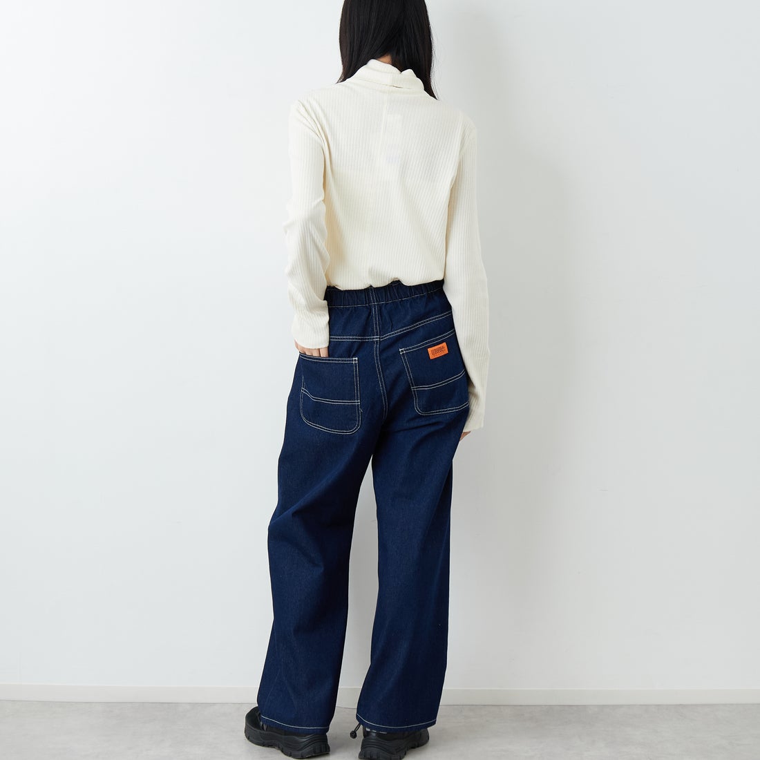 UNIVERSAL OVERALL [ユニバーサルオーバーオール] 別注 バックポケットイージーパンツ [U2612600IN-JF] BLUE OW &&モデル身長：162cm 着用サイズ：M&&