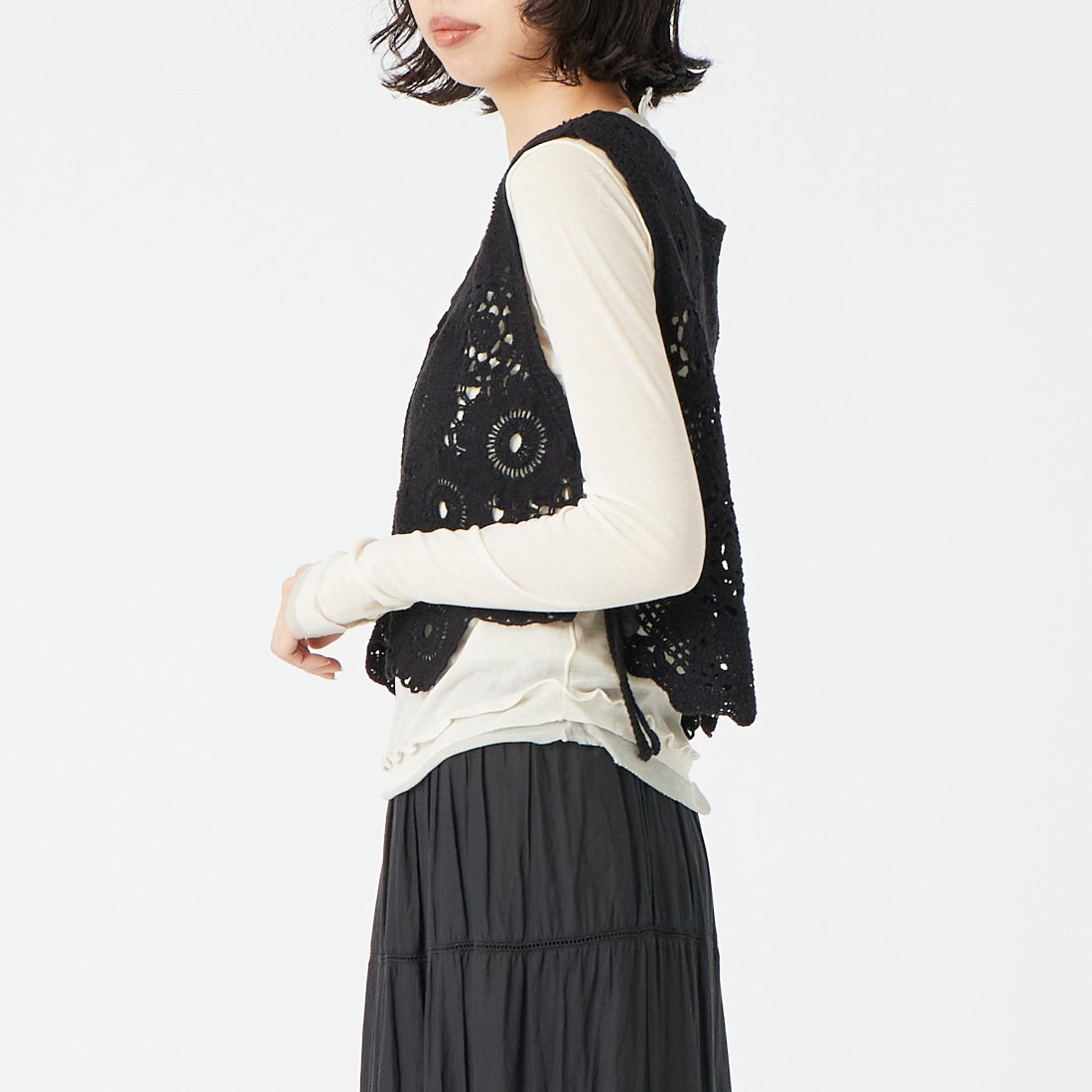 TORRAZZO DONNA [トラッゾドンナ] サイドリボンクロシェ編みベスト [6265-563] 19 BLACK &&モデル身長：162cm 着用サイズ：F&&