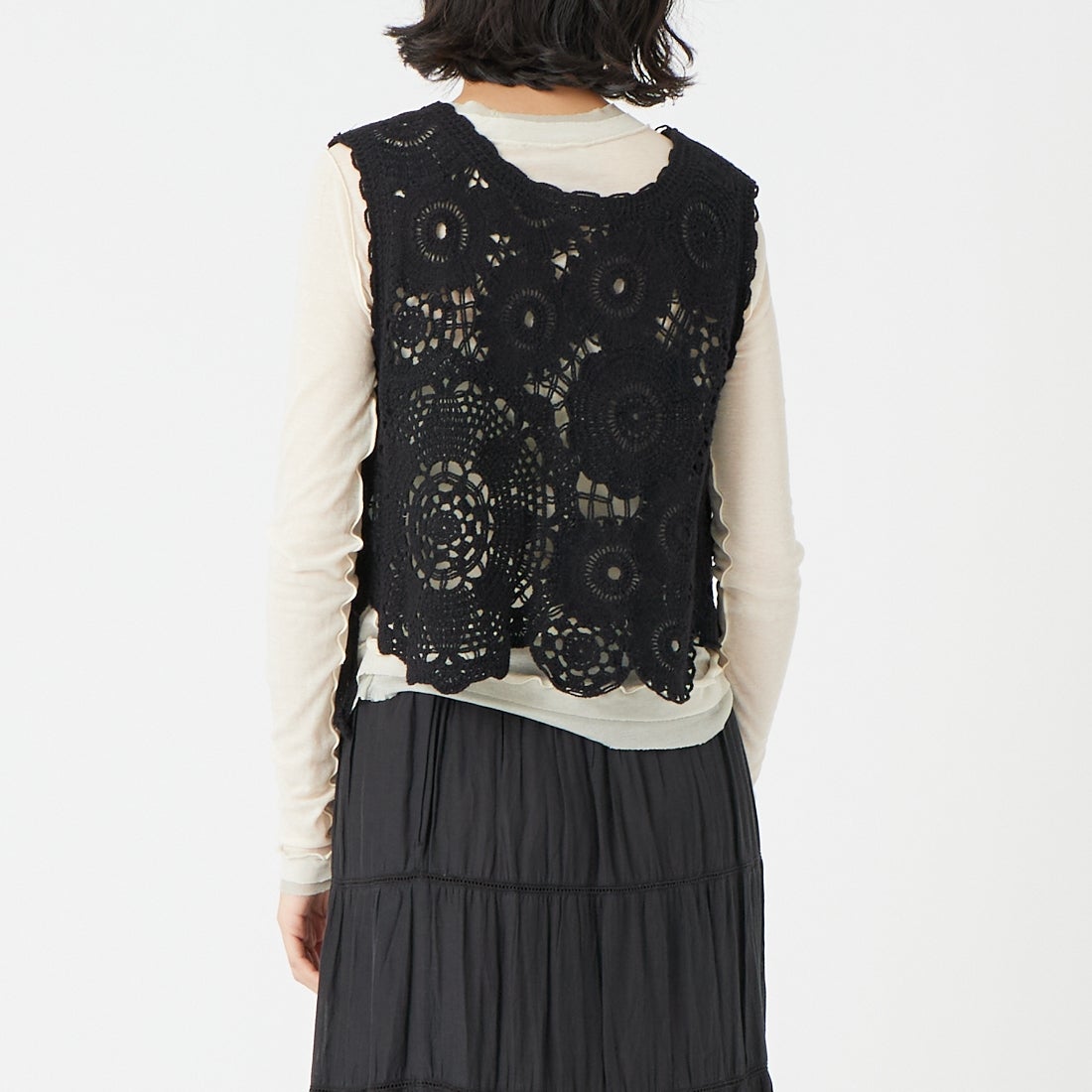 TORRAZZO DONNA [トラッゾドンナ] サイドリボンクロシェ編みベスト [6265-563] 19 BLACK &&モデル身長：162cm 着用サイズ：F&&