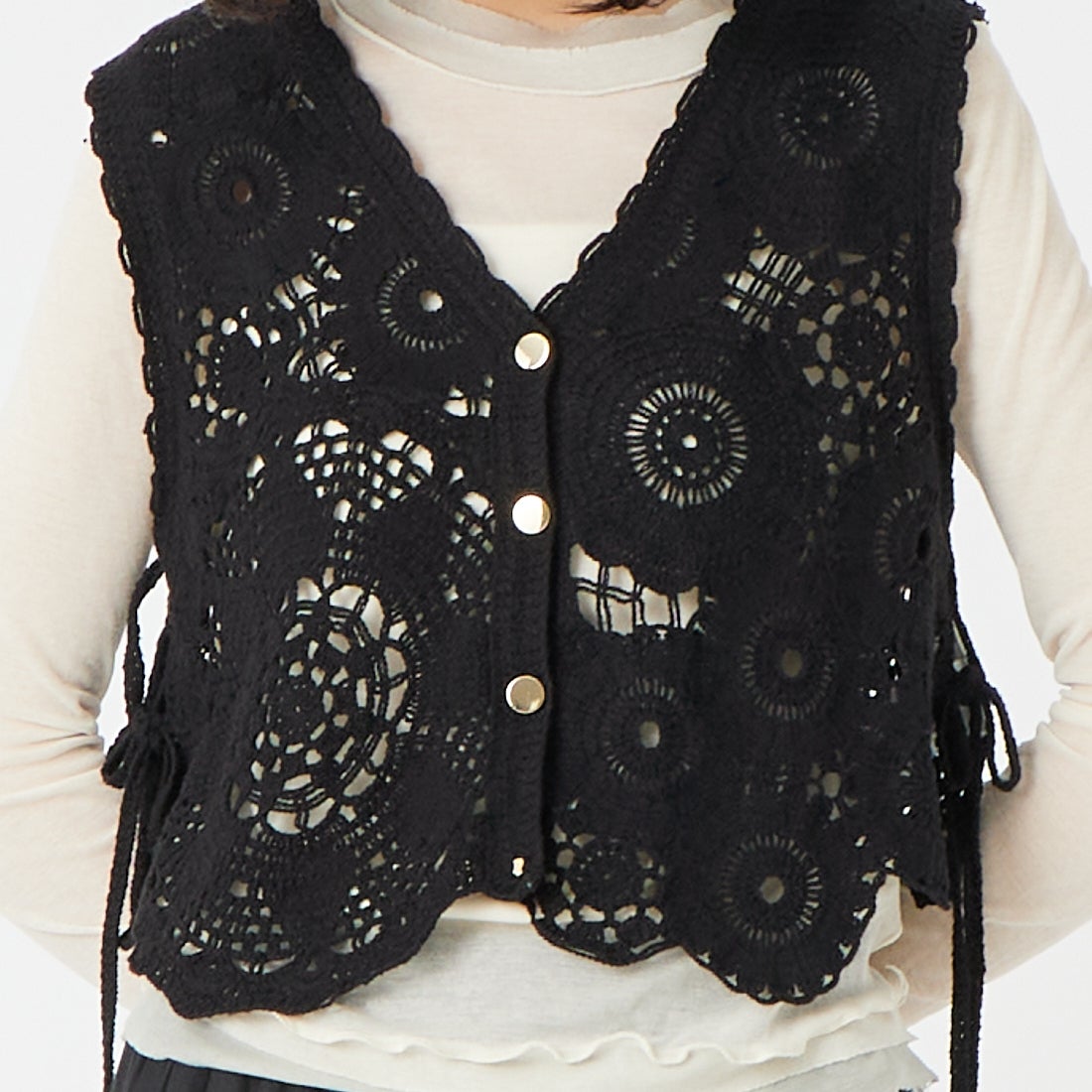 TORRAZZO DONNA [トラッゾドンナ] サイドリボンクロシェ編みベスト [6265-563] 19 BLACK &&モデル身長：162cm 着用サイズ：F&&